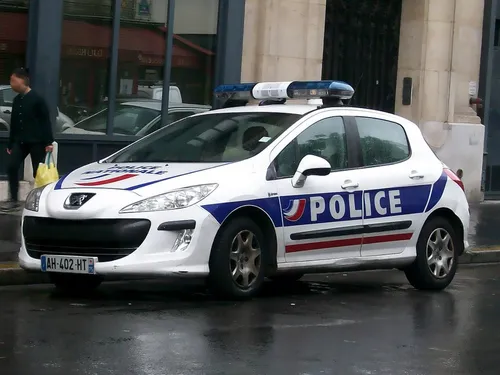Plaignante insultée par un policier à Paris : une enquête pour «...